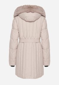 Born2be - Beżowa Kurtka z Pionowymi Pikowanymi Przeszyciami i Kapturem z Futrem Wiązana w Pasie Leoriya. Okazja: na co dzień. Kolor: beżowy. Materiał: futro. Styl: casual #7