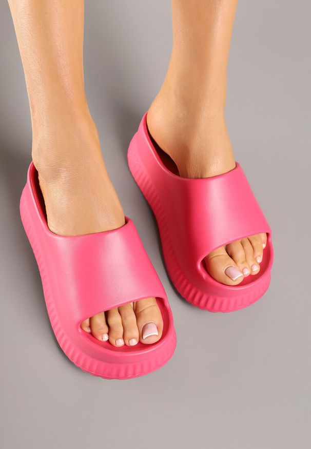 Born2be - Fuksjowe Piankowe Klapki na Grubej Podeszwie z Tłoczeniami Hasalla. Okazja: na spacer. Kolor: różowy. Materiał: jeans. Sezon: lato