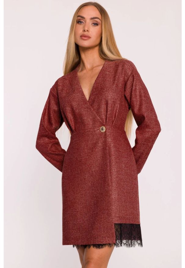 MOE - Elegancka sukienka tweedowa trapezowa kopertowa bordowa. Okazja: do pracy. Typ kołnierza: dekolt kopertowy. Kolor: czarny, różowy, czerwony. Materiał: koronka. Wzór: koronka. Typ sukienki: kopertowe, trapezowe. Styl: elegancki