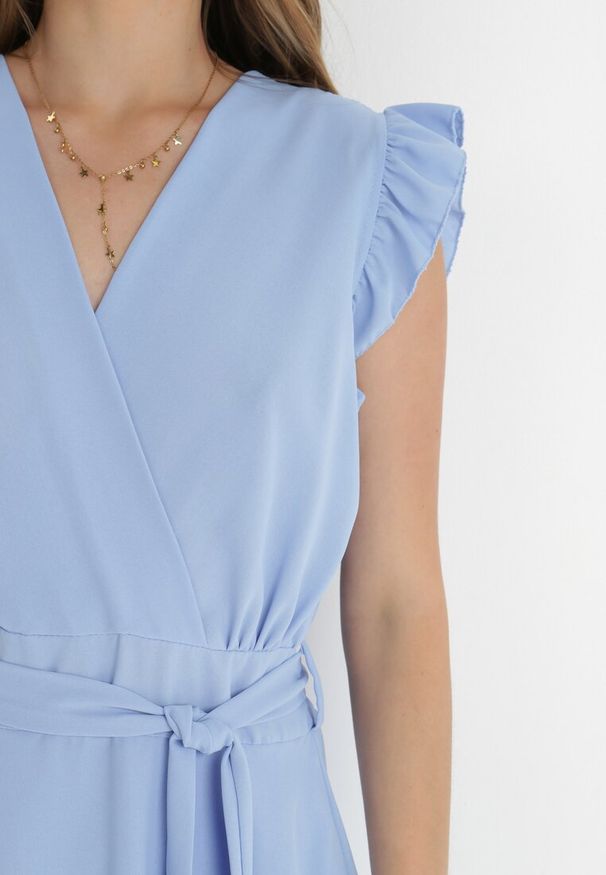 Born2be - Jasnoniebieska Sukienka Kopertowa z Falbankami i Wiązaniem Dalim. Okazja: na randkę. Typ kołnierza: kołnierz z falbankami. Kolor: niebieski. Materiał: materiał. Długość rękawa: bez rękawów. Wzór: aplikacja. Typ sukienki: kopertowe. Długość: midi