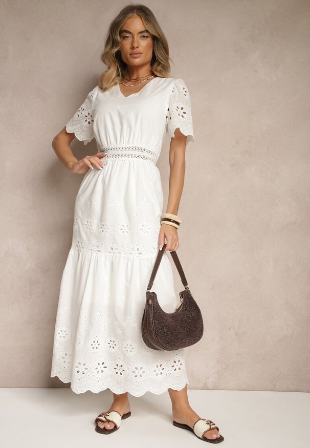 Renee - Biała Rozkloszowana Sukienka z Bawełny z Haftowanymi Zdobieniami w Stylu Boho Efrivina. Typ kołnierza: dekolt w kształcie V. Kolor: biały. Materiał: bawełna. Długość rękawa: krótki rękaw. Wzór: haft, aplikacja. Typ sukienki: rozkloszowane. Styl: boho