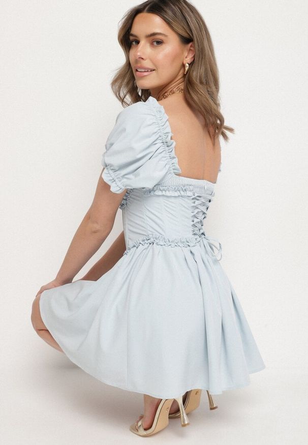 Born2be - Niebieska Sukienka Vices w Rustykalnym Stylu z Gorsetowym Wiązaniem Tolaviela. Okazja: na spacer, na imprezę. Typ kołnierza: dekolt gorset. Kolor: niebieski. Materiał: jeans. Wzór: aplikacja. Typ sukienki: gorsetowe. Styl: elegancki