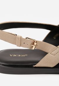 Renee - Ciemnobeżowe Sandały VICES z Paskami w Kształcie X i Paskiem na Duży Palec Prisedice. Zapięcie: pasek. Kolor: beżowy. Materiał: zamsz. Wzór: paski. Sezon: lato. Styl: street #8