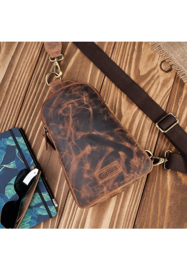 PAOLO PERUZZI - Plecak męski skórzany na jedno ramię na skos mały vintage brązowy Paolo Peruzzi T-118-HBR. Kolor: brązowy. Materiał: skóra. Styl: vintage