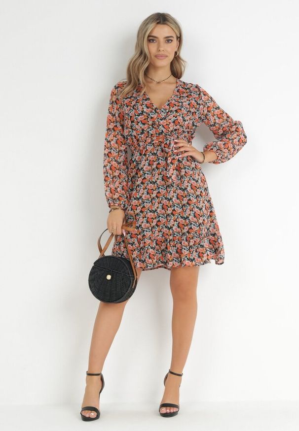 Born2be - Czarno-Czerwona Sukienka Asootis. Typ kołnierza: dekolt w kształcie V. Kolor: czarny. Materiał: tkanina, materiał. Wzór: kwiaty, nadruk, kolorowy. Typ sukienki: rozkloszowane, kopertowe. Długość: mini