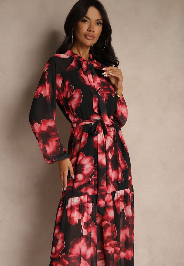 Renee - Czarno-Czerwona Sukienka o Pudełkowym Kroju w Kwiatowy Wzór Ozdobiona Paskiem Acexia. Okazja: na co dzień, na spotkanie biznesowe, do pracy. Kolor: czarny. Materiał: skóra. Wzór: aplikacja, kwiaty. Styl: casual, biznesowy, klasyczny