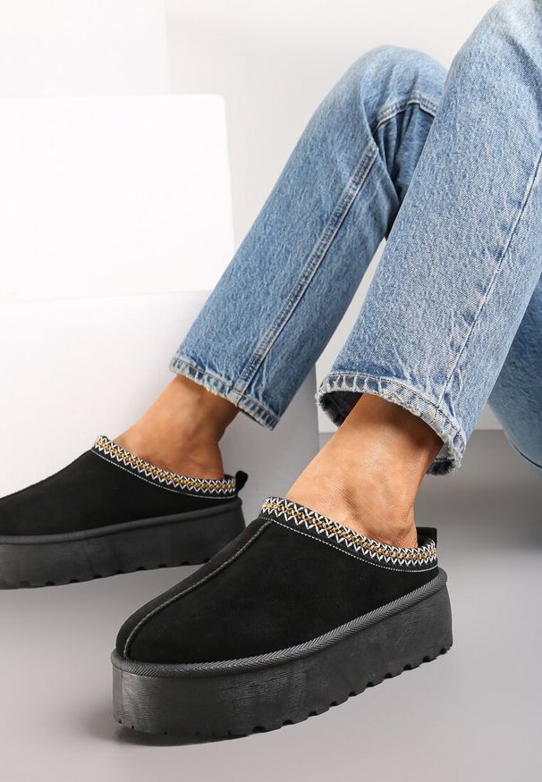 Renee - Czarne Wsuwane Kapcie na Platformie z Ozdobną Lamówką i Przeszyciami Jolieri. Zapięcie: bez zapięcia. Kolor: czarny. Obcas: na platformie. Styl: elegancki
