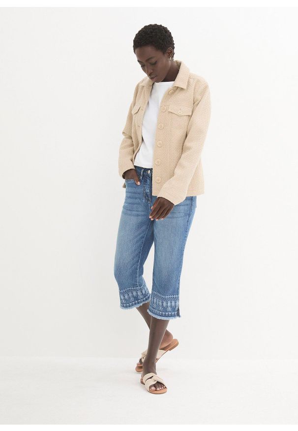 bonprix - Dżinsy rybaczki z haftem. Kolor: niebieski. Wzór: haft