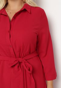 Born2be - Ciemnobordowa Rozkloszowana Mini Sukienka Zapinana na Guziki z Materiałowym Paskiem Vleco. Kolor: czerwony. Materiał: materiał. Długość: mini #2