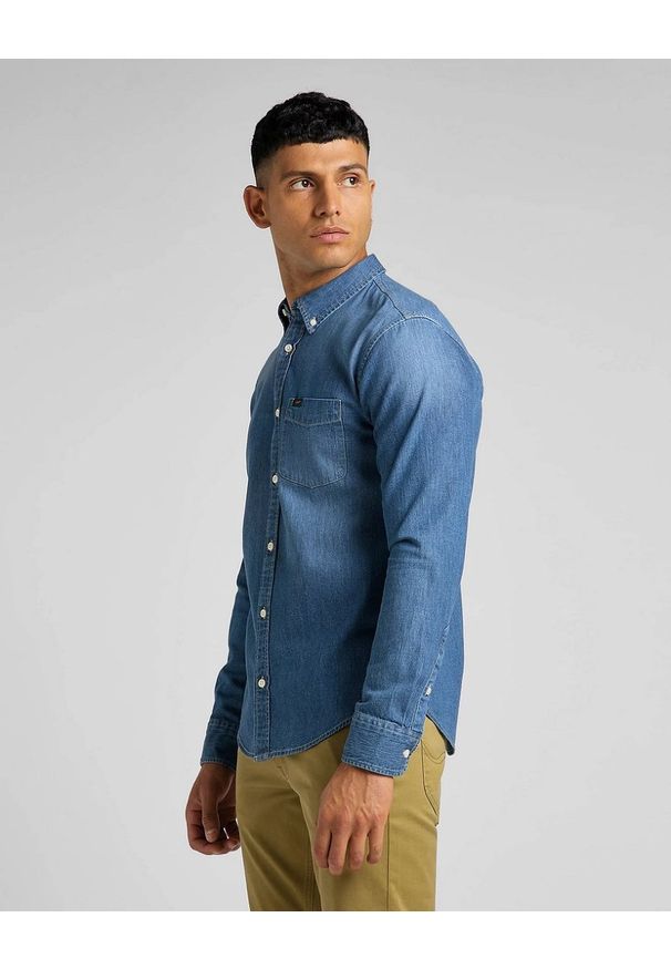 Lee - LEE BUTTON DOWN MĘSKA KOSZULA JEANSOWA TIDE BLUE L880CUQK 112322534. Typ kołnierza: button down. Materiał: jeans
