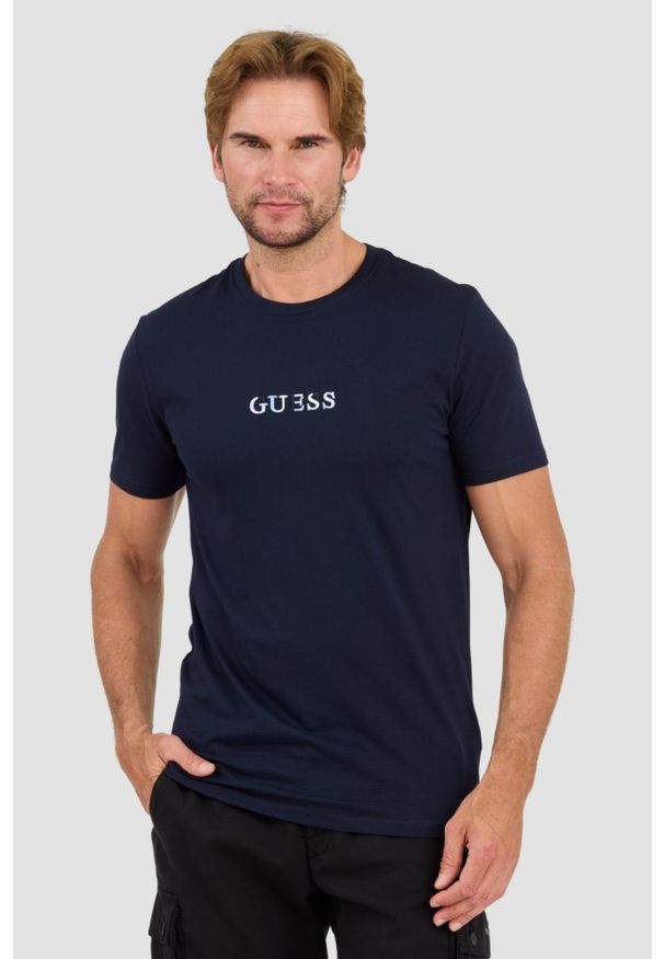 Guess - GUESS Granatowy męski t-shirt bawełniany z haftowanym logo, Rozmiar XL. Kolor: niebieski. Materiał: bawełna. Wzór: haft