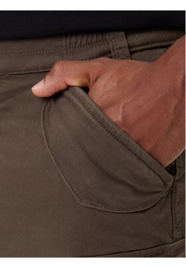 Alpha Industries Joggery Airman 188201 Zielony Tapered Fit. Kolor: zielony. Materiał: bawełna
