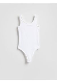 Reserved - Body na ramiączkach - biały. Kolor: biały. Materiał: dzianina. Długość rękawa: na ramiączkach #1