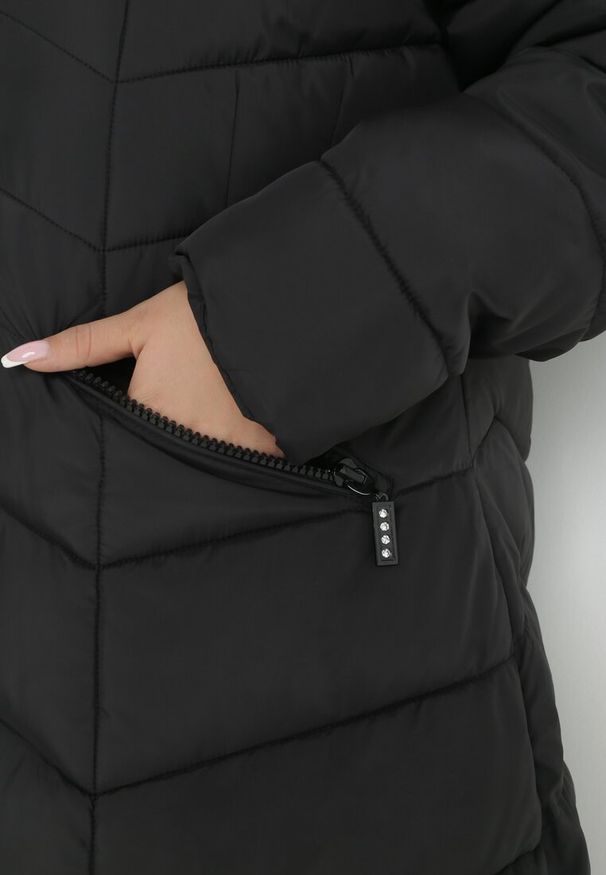 Born2be - Czarna Kurtka Pikowana z Futerkiem Izefia. Okazja: na co dzień. Kolekcja: plus size. Kolor: czarny. Materiał: futro. Długość rękawa: długi rękaw. Długość: długie. Wzór: aplikacja. Styl: elegancki, casual