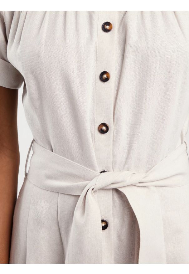 Big-Star - Sukienka damska midi lniana z wiązaniem w pasie beżowa Okire 800. Okazja: na co dzień. Kolor: beżowy. Materiał: len. Długość rękawa: krótki rękaw. Sezon: lato. Typ sukienki: koszulowe, proste. Styl: casual, elegancki. Długość: midi