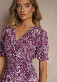Renee - Ciemnoróżowa Rozkloszowana Sukienka z Bawełny Zdobiona Wzorem Paisley Folitea. Typ kołnierza: dekolt w serek. Kolor: fioletowy. Materiał: bawełna. Wzór: paisley, aplikacja. Sezon: wiosna #4