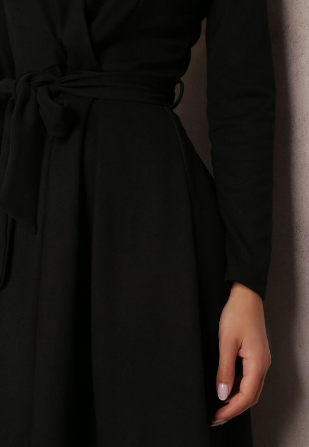 Renee - Czarna Sukienka Phlorinis. Kolor: czarny. Materiał: materiał. Długość rękawa: długi rękaw. Typ sukienki: kopertowe, dopasowane. Długość: midi