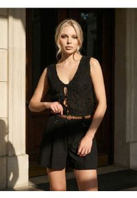 Sinsay - Gładkie szorty z paskiem z wiskozą - czarny. Kolor: czarny. Materiał: wiskoza. Wzór: gładki