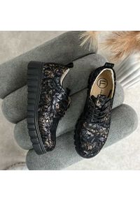 Czarne skórzane półbuty damskie Filippo Dp6846/26. Okazja: na co dzień. Nosek buta: okrągły. Zapięcie: sznurówki. Kolor: czarny. Szerokość cholewki: normalna. Wzór: kwiaty. Materiał: skóra. Sezon: wiosna, jesień. Obcas: na platformie. Styl: casual, klasyczny, elegancki #1