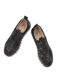 Czarne Sneakersy Filippo Eleganckie Obuwie Damskie. Okazja: na co dzień. Kolor: czarny. Szerokość cholewki: normalna. Wzór: aplikacja, kwiaty. Styl: elegancki #8