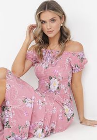 Born2be - Różowa Sukienka Maxi w Kwiaty z Ozdobnym Wiązaniem przy Dekolcie i Krótkimi Rękawami Paninthe. Kolor: różowy. Materiał: tkanina. Długość rękawa: krótki rękaw. Wzór: kwiaty. Długość: maxi