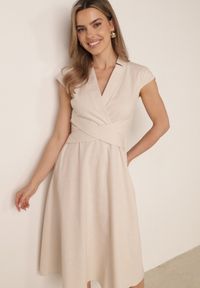 Born2be - Beżowa Rozkloszowana Sukienka Kopertowa z Bawełny i Wiskozy Nolet. Okazja: na spotkanie biznesowe, na co dzień. Kolor: beżowy. Materiał: bawełna, wiskoza. Typ sukienki: kopertowe. Styl: biznesowy, casual, elegancki #5