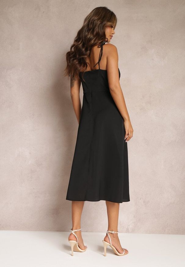 Renee - Czarna Rozkloszowana Sukienka Midi z Rozcięciem na Ramiączkach Josine. Kolor: czarny. Długość rękawa: na ramiączkach. Typ sukienki: rozkloszowane. Styl: elegancki. Długość: midi