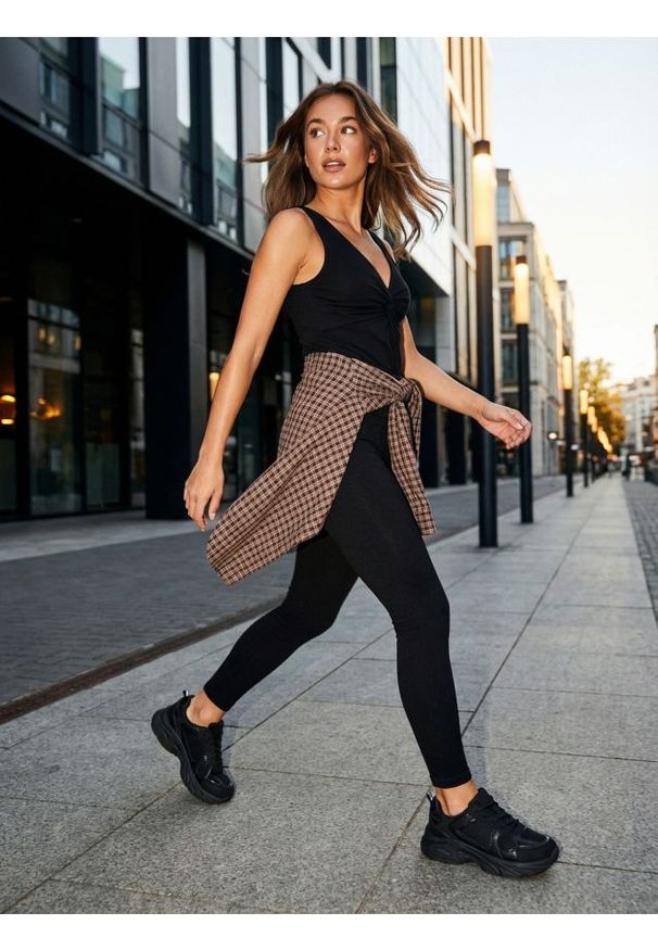 Sinsay - Prążkowane legginsy z gumką w pasie - czarny. Kolor: czarny. Materiał: prążkowany