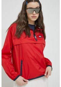 Tommy Jeans kurtka damska kolor czerwony przejściowa oversize. Typ kołnierza: kaptur. Kolor: czerwony. Materiał: poliamid. Długość: krótkie