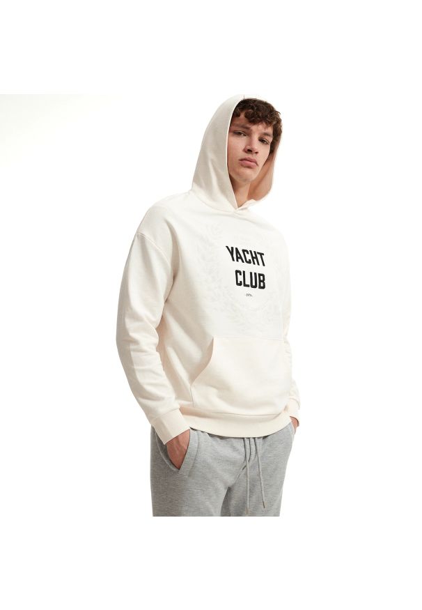 Reserved - Bluza z nadrukiem kieszenią kangurką - Kremowy. Kolor: kremowy. Wzór: nadruk