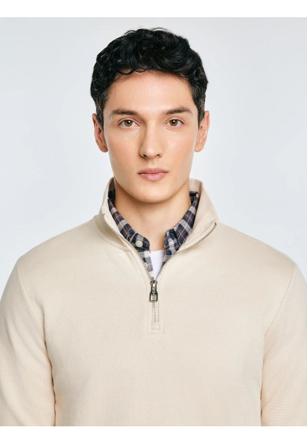 Big-Star - Bluza męska ze stójką kremowa Salih 103. Okazja: na co dzień. Typ kołnierza: kołnierzyk stójkowy. Kolor: kremowy. Materiał: dzianina, wiskoza. Styl: casual, klasyczny, sportowy