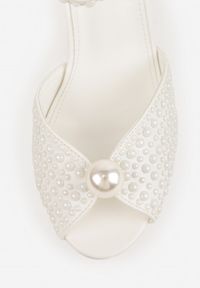 Renee - Białe Sandały Peep Toe na Szpilce z Perełkami i Paskiem z Klamerką Velaniella. Okazja: na ślub cywilny, na wesele. Nosek buta: otwarty. Zapięcie: pasek. Kolor: biały. Materiał: jeans, koronka. Wzór: aplikacja, koronka. Obcas: na szpilce. Styl: elegancki #5