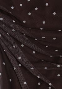 Renee - Brązowa Dopasowana Sukienka w Groszki z Dekoltem Łódką Jennirina. Typ kołnierza: dekolt w łódkę. Kolor: brązowy. Wzór: grochy. Typ sukienki: dopasowane. Styl: retro. Długość: mini #2