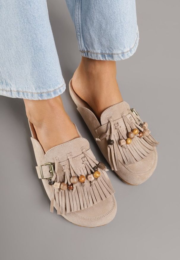 Born2be - Ciemnobeżowe Klapki na Grubej Podeszwie z Frędzlami Klamrami i Koralikami Glysnell. Okazja: na co dzień, do pracy, na spacer. Kolor: beżowy. Materiał: jeans. Sezon: lato. Styl: casual, elegancki