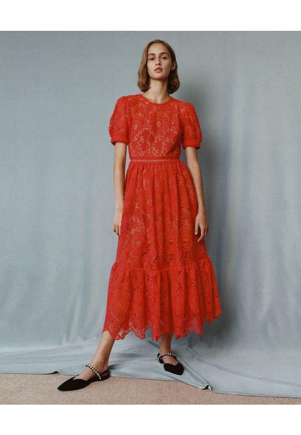 SELF PORTRAIT - Czerwona sukienka midi z koronki. Kolor: czerwony. Materiał: koronka. Wzór: koronka. Typ sukienki: dopasowane, rozkloszowane. Długość: midi