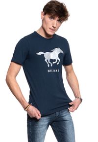 Mustang - MUSTANG T SHIRT Print Tee DRESS BLUES 1008718 5334. Kolor: niebieski. Wzór: nadruk