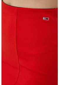 Tommy Jeans spódnica kolor czerwony mini ołówkowa. Kolor: czerwony. Materiał: poliester, dzianina. Wzór: gładki