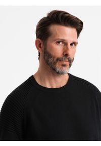 Ombre Clothing - Męski sweter raglan z prążkowanymi rękawami – czarny V2. Okazja: na co dzień. Kolor: czarny. Materiał: prążkowany. Długość rękawa: raglanowy rękaw. Wzór: aplikacja, ze splotem, prążki, jednolity. Styl: casual #4