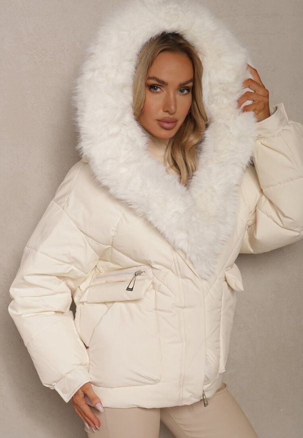 Renee - Jasnobeżowa Kurtka Pikowana z Kapturem i Odpinanymi Futerkowymi Wstawkami Izafera. Okazja: na co dzień. Typ kołnierza: kaptur. Kolor: beżowy. Materiał: jeans. Styl: elegancki, casual