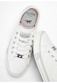 bonprix - Sneakersy Mustang. Kolor: biały. Materiał: koronka. Wzór: koronka