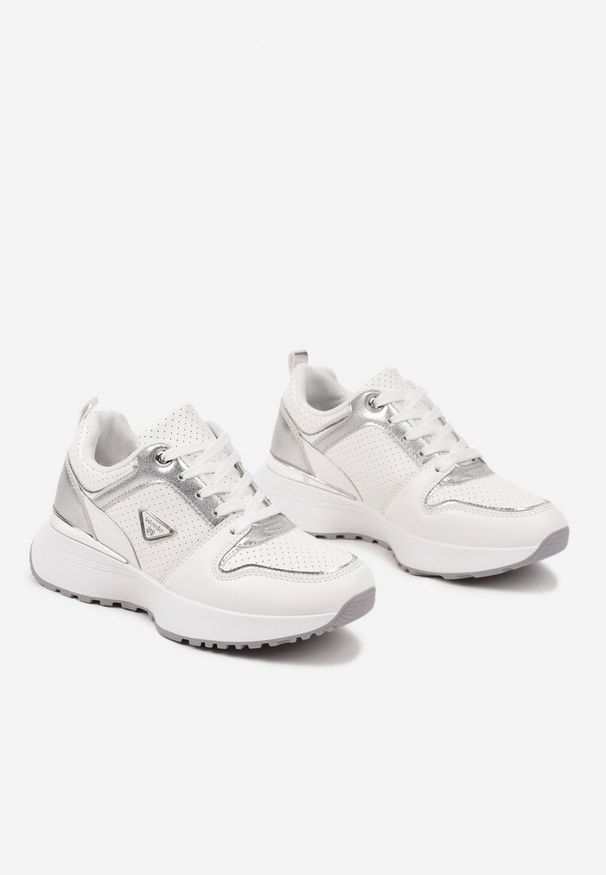 Born2be - Białe Sneakersy z Trójkątną Aplikacją i Perforacją Sennevia. Okazja: na co dzień. Kolor: biały. Materiał: dresówka, jeans. Wzór: aplikacja