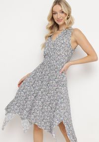 Born2be - Granatowo-Beżowa Sukienka z Elastycznej Bawełny z Asymetrycznym Dołem i Gumką w Pasie Penelorea. Okazja: na spacer, na co dzień. Typ kołnierza: dekolt w kształcie V. Kolor: niebieski. Materiał: bawełna. Typ sukienki: asymetryczne. Styl: elegancki, casual #1