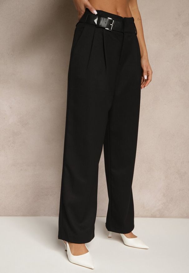 Renee - Czarne Szerokie Spodnie Garniturowe z Wiskozą High Waist Ozdobione Paskiem Elowanda. Okazja: na co dzień. Stan: podwyższony. Kolor: czarny. Materiał: wiskoza. Wzór: aplikacja. Styl: casual, elegancki