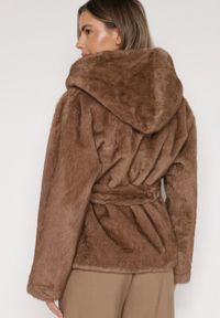 Born2be - Jasnobrązowa Kurtka Futerko z Kapturem i Wiązanym Paskiem Zetara. Okazja: na spacer, na co dzień. Typ kołnierza: kaptur. Kolor: brązowy. Materiał: futro. Styl: casual, klasyczny #2
