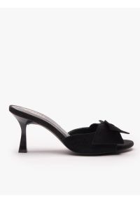 Ryłko - Czarne klapki z kokardą. Okazja: na co dzień. Nosek buta: okrągły. Kolor: czarny. Materiał: welur, skóra. Obcas: na obcasie. Styl: klasyczny, casual, street. Wysokość obcasa: średni #1