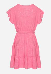 Born2be - Fuksjowa Kopertowa Sukienka Ozdobiona Falbanami i Paskiem Liliessa. Okazja: na co dzień. Typ kołnierza: dekolt w kształcie V. Kolor: różowy. Wzór: aplikacja. Typ sukienki: kopertowe. Styl: klasyczny, casual, elegancki #2