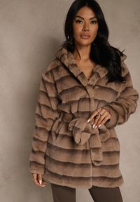 Renee - Jasnobrązowa Kurtka Futrzana z Nieodpinanym Kapturem Ozdobiona Paskiem Zetelia. Okazja: na co dzień. Kolor: brązowy. Materiał: futro. Wzór: aplikacja. Styl: casual, elegancki #1