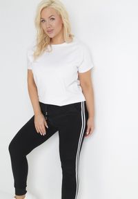 Born2be - Czarne Spodnie Dresowe z Gumką w Pasie i Lampasami Daemme. Okazja: na co dzień. Kolekcja: plus size. Kolor: czarny. Materiał: dresówka. Długość: długie. Styl: casual #4