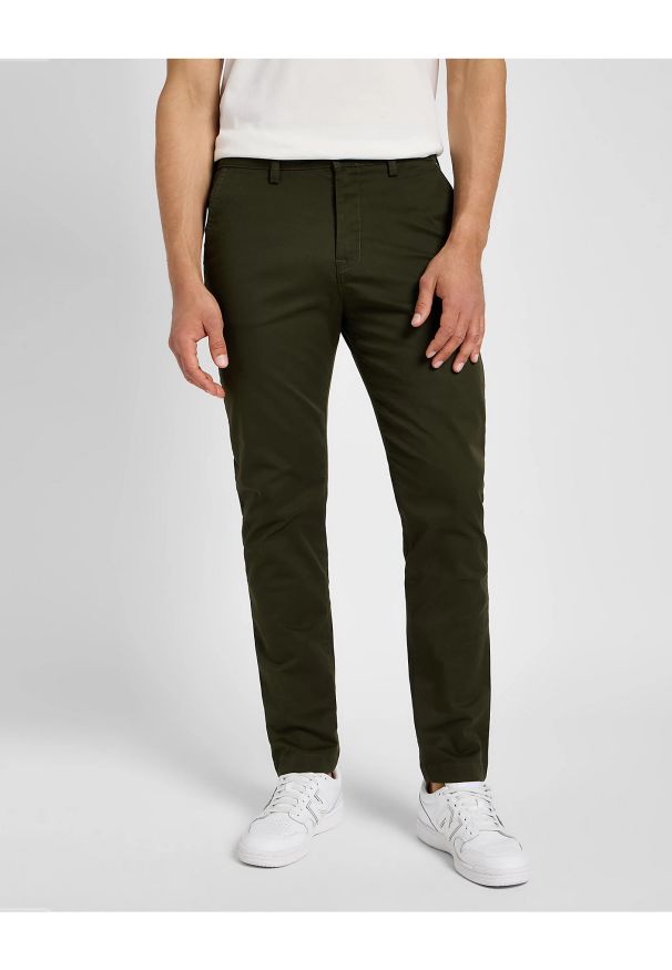 Lee - LEE MĘSKIE SPODNIE MATERIAŁOWE SLIM CHINO OLIVE NIGHT 112355772. Materiał: materiał