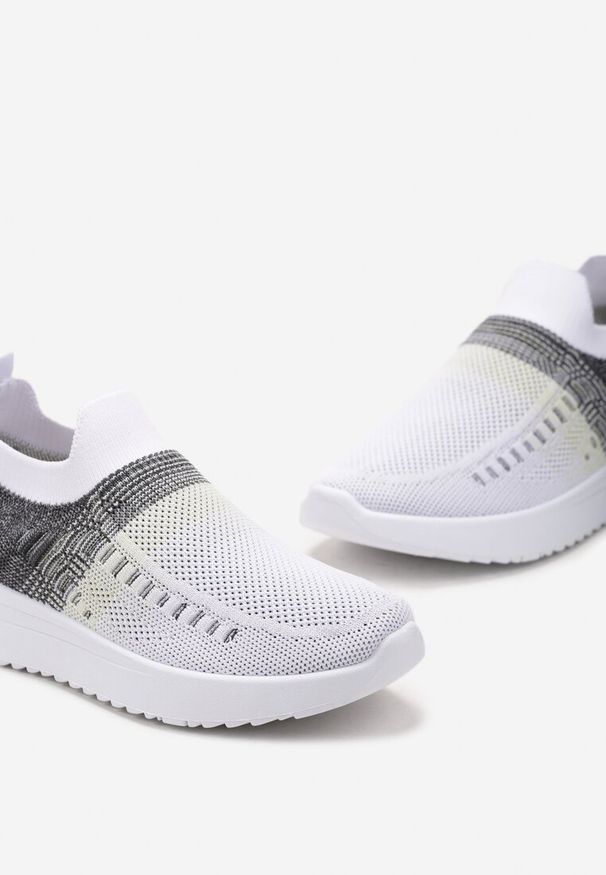Renee - Biało-Czarne Buty Sportowe z Nadrukiem Obmre i Skarpetkową Cholewką Erinevia. Okazja: na spacer. Kolor: biały. Szerokość cholewki: normalna. Wzór: nadruk. Sport: turystyka piesza, fitness